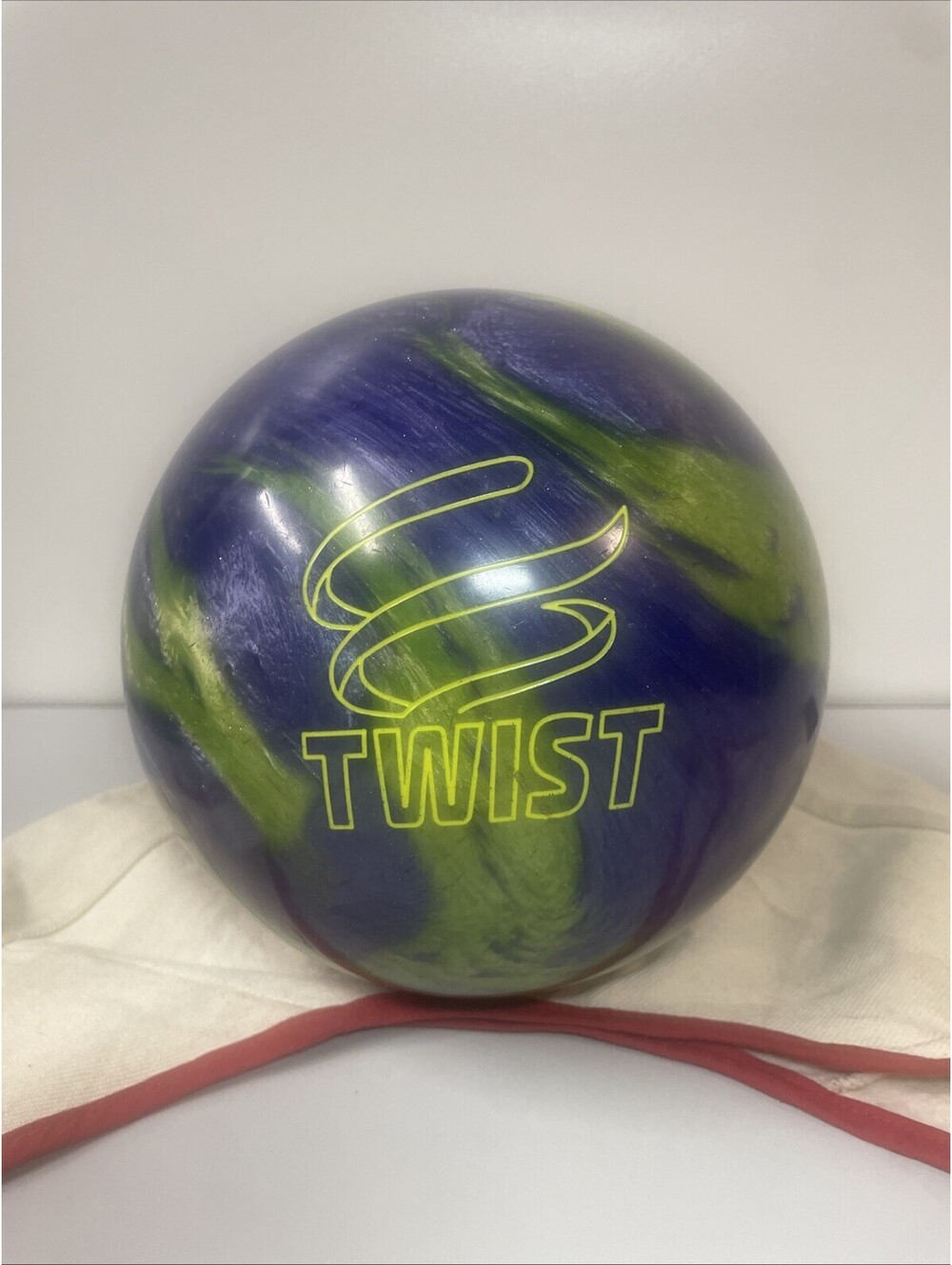 Brunswick Twist 8lb Reactive Resin Dry Lane Drilled Bowling Ball With Bag